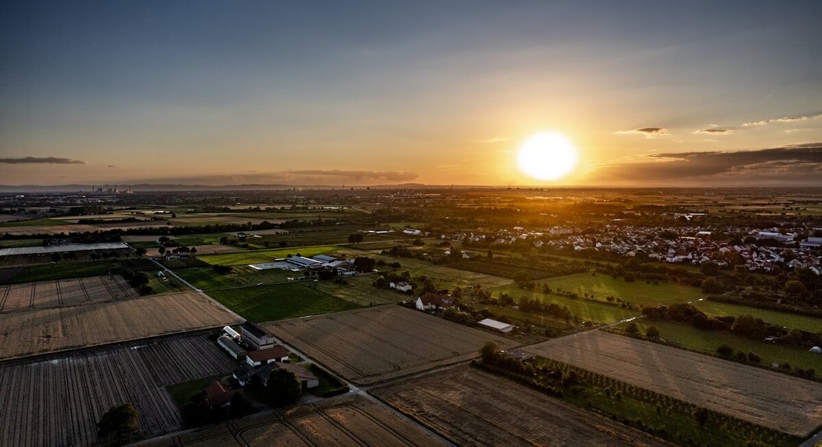 Coucher de soleil sur une exploitation agricole