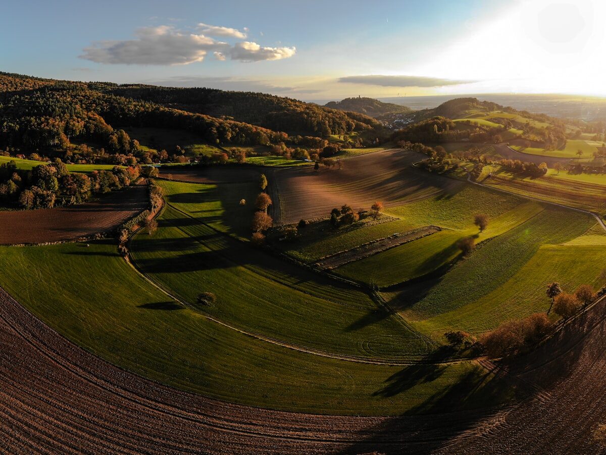 Vue aérienne d'une exploitation agricole — collines verdoyantes