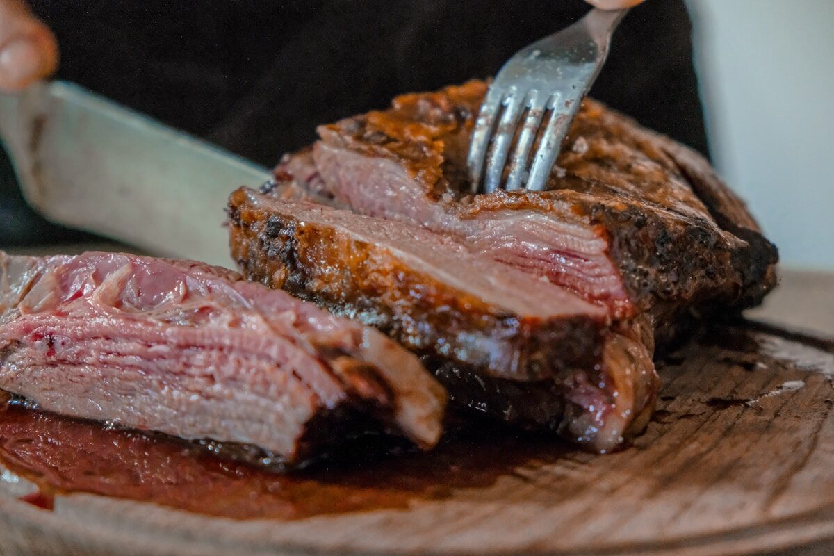 Decoupe de viande de boeuf persillee
